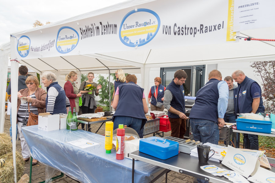 Der Veranstalter Unser Rauxel e.V. versorgt die Marktbesucher mit selbstgebackenem Zwiebelkuchen, Federweißem und Würstchen beim 1. Rauxeler Herbstmarkt 13.10.2019