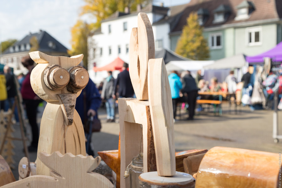 Holzdeko von Dr. Hagen Seeger beim 1. Rauxeler Herbstmarkt 13.10.2019