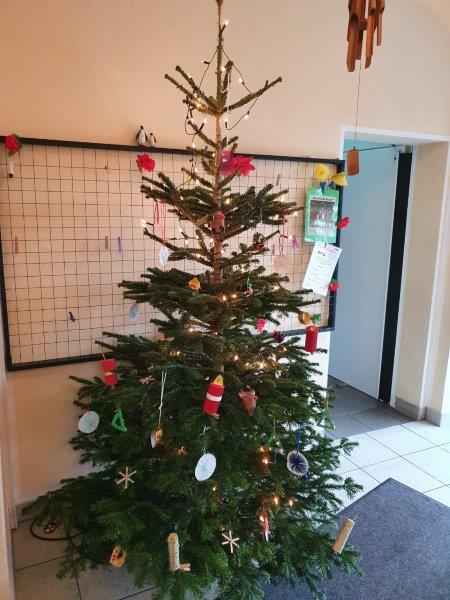 Geschmückter Weihnachtsbaum von Unser Rauxel e.V. in der Kita Kinderplanet e.V.
