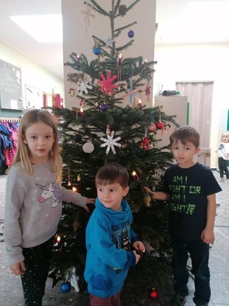 Fleißige Dekorateure Frieda Madita, Nick und Phil am geschmückten Weihnachtsbaum von Unser Rauxel e.V. in der Kita am Wald e.V.