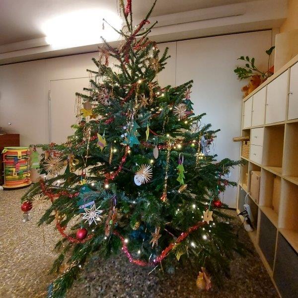 Geschmückter Weihnachtsbaum von Unser Rauxel e.V. im Ev. Noah-Kindergarten